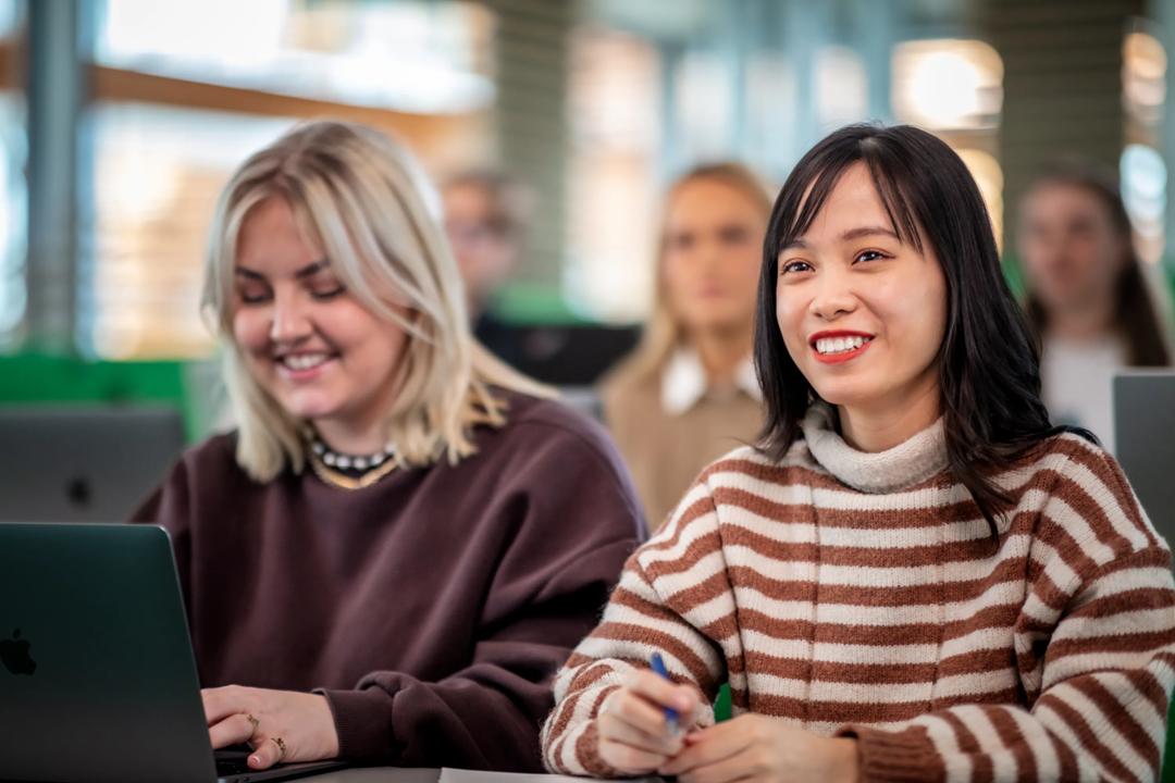 Bilde av to studenter
