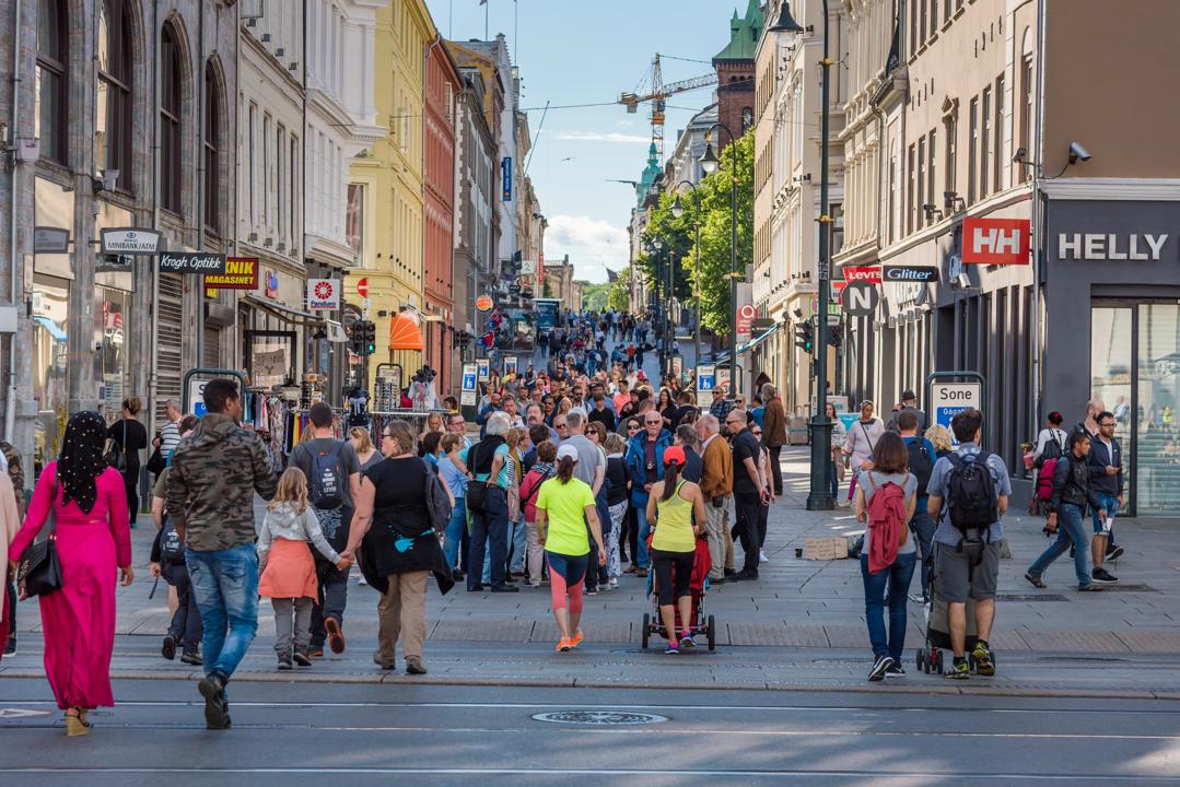 Bilde av folk som går på Karl Johansgate i Oslo