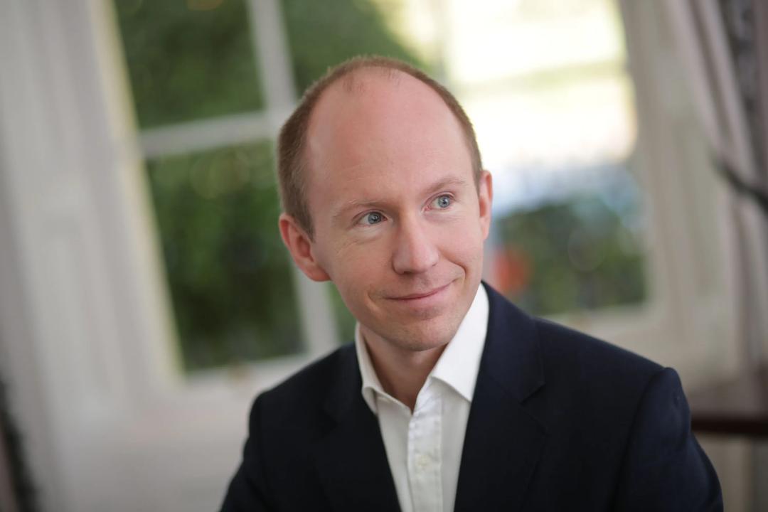 Samuli Knüpfer (bildet) har forsket på 1,3 millioner svenske menn for å finne ut hva toppledere har til felles.
