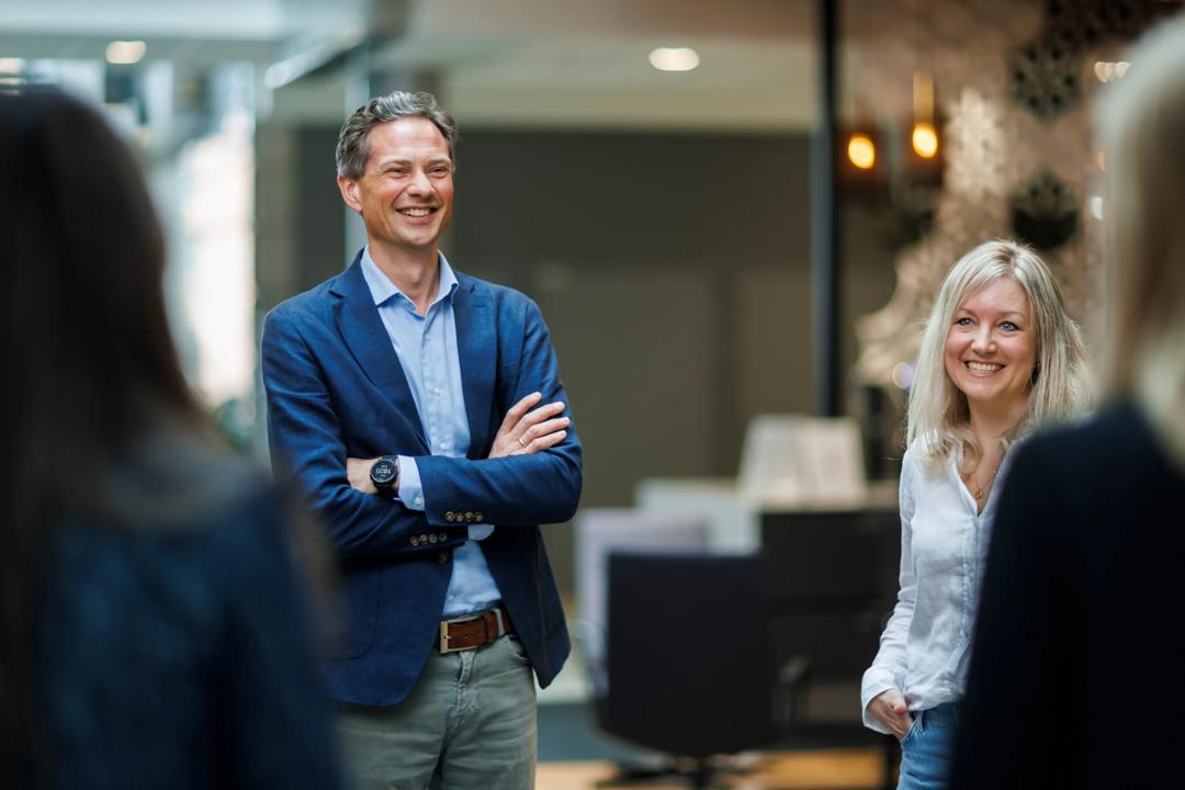 Bilde av folk som jobber sammen i gruppe