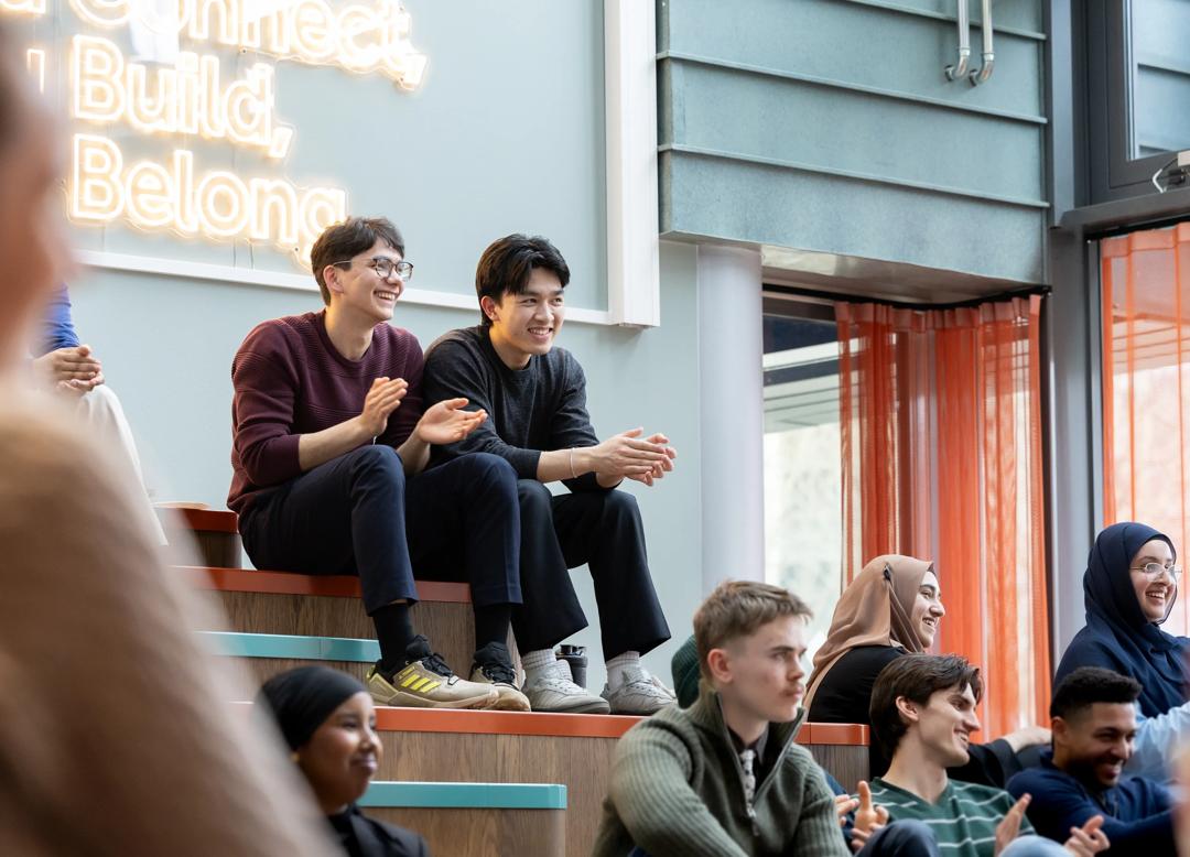 The Village - bilde av studenter