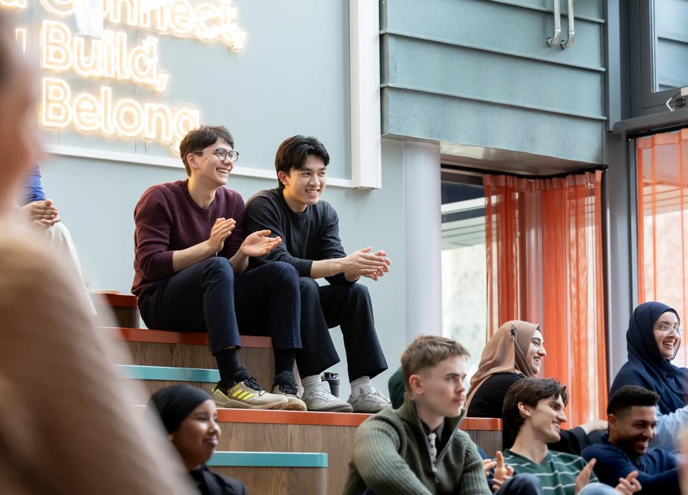 To studenter som deltar på et arrangement i The Village ved campus Oslo.