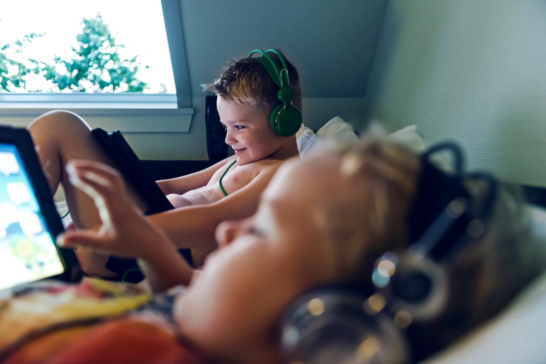 En rekke barneskoler bruker Ipad til det meste. (illustrasjonsbilde av barn med Ipad.) Foto: Mikkel William Nielsen