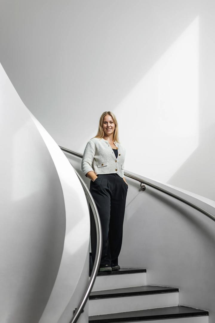 Camilla Sandbakken i en trapp.