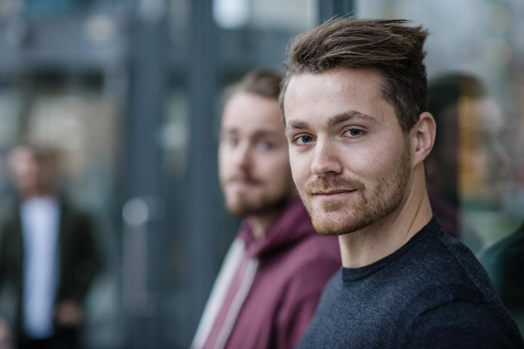 Portrettbilde av to mannlige studenter