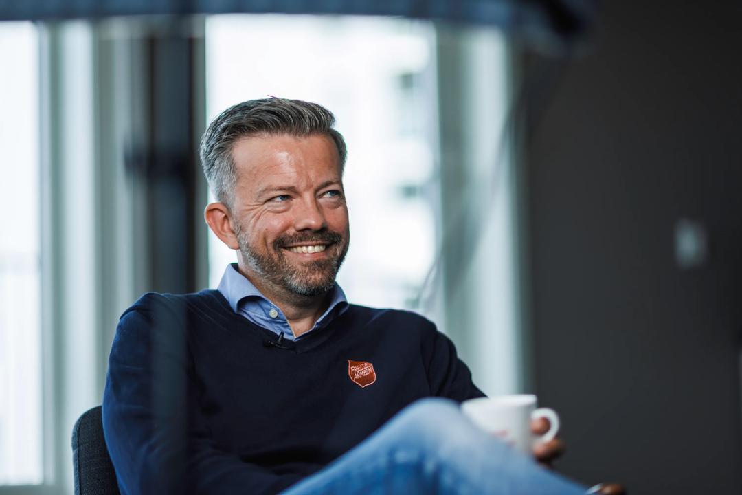 Geir Smith-Solevåg sitter med en kopp i hånden