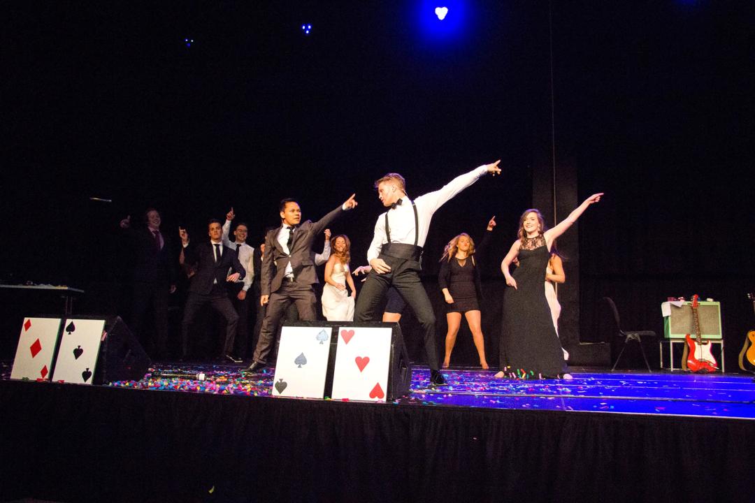 Mennesker danser på scenen