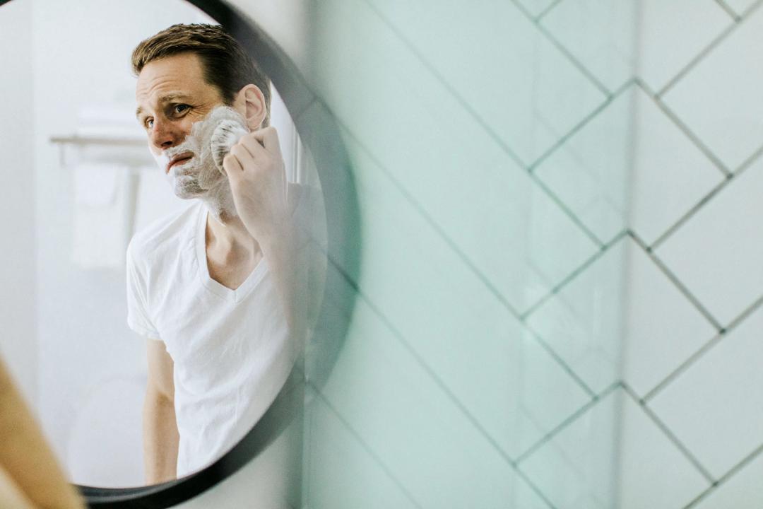 Gillette ønsker at du skal barbere deg frem til den beste du kan bli. Det er skivebom, mener Adrian Peretz og Lars Olsen. (Foto: Patrick Coddou on Unsplash)