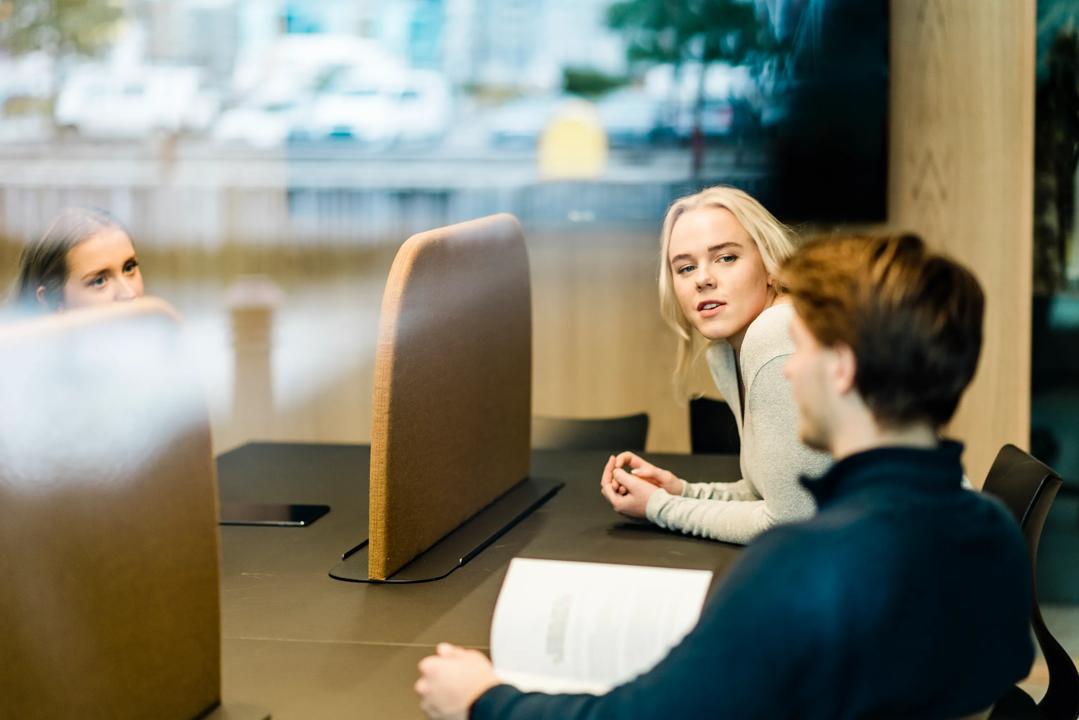 Studenter inne på campus Bergen