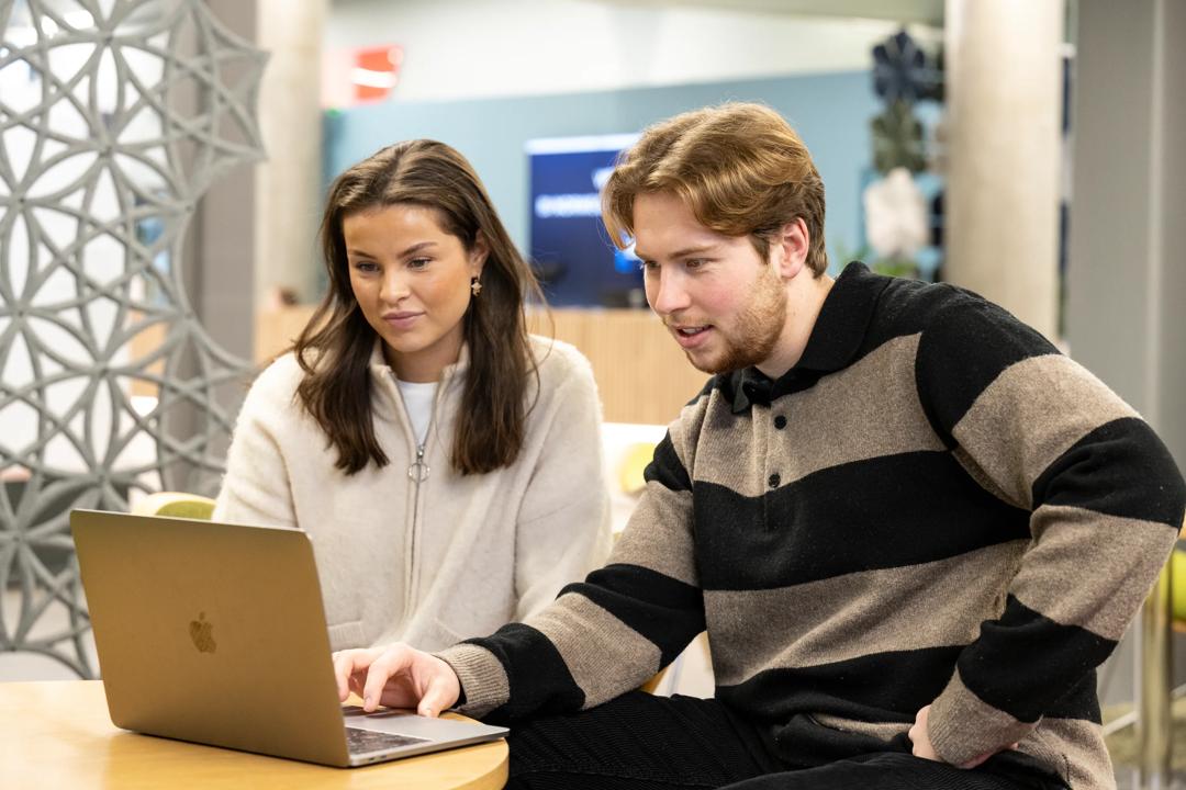 Bilde av to studenter fra Campus Bergen