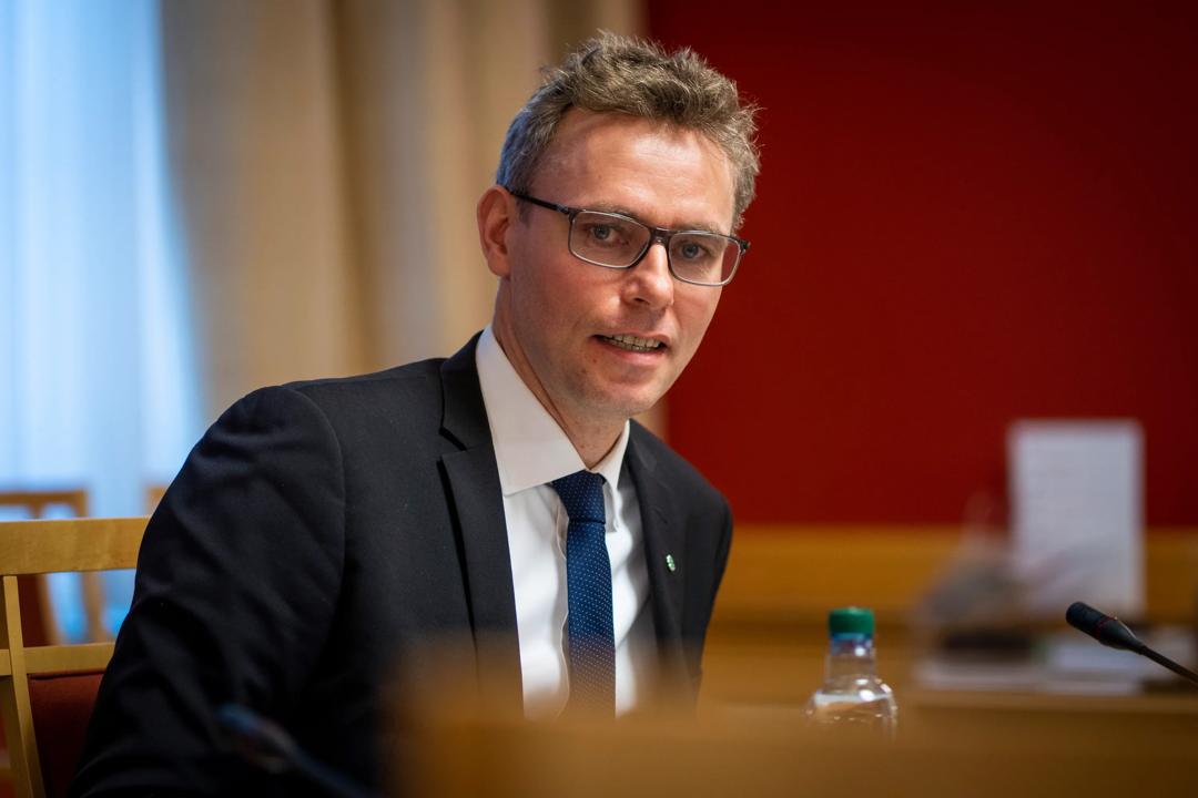 Det er positivt at Ola Borten Moe (bildet) er opptatt av at forskerne skal ha en påvirkning på samfunnet, men fokuset bør dreies fra å telle deltagere i samfunnsdebatten til å analysere hvordan forskningen faktisk påvirker samfunnet, mener BI-professor og prorektor Hilde C. Bjørnland. 