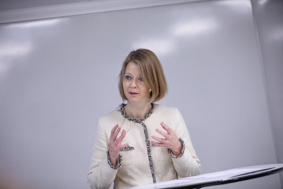 Mye som skjer nå, ligger utenfor modellapparatet som ble bygget etter overgangen til inflasjonsmålstyring. Sentralbanksjef Ida Wolden Bache (bildet) må tenke utenfor boksen, skriver Knut Anton Mork.