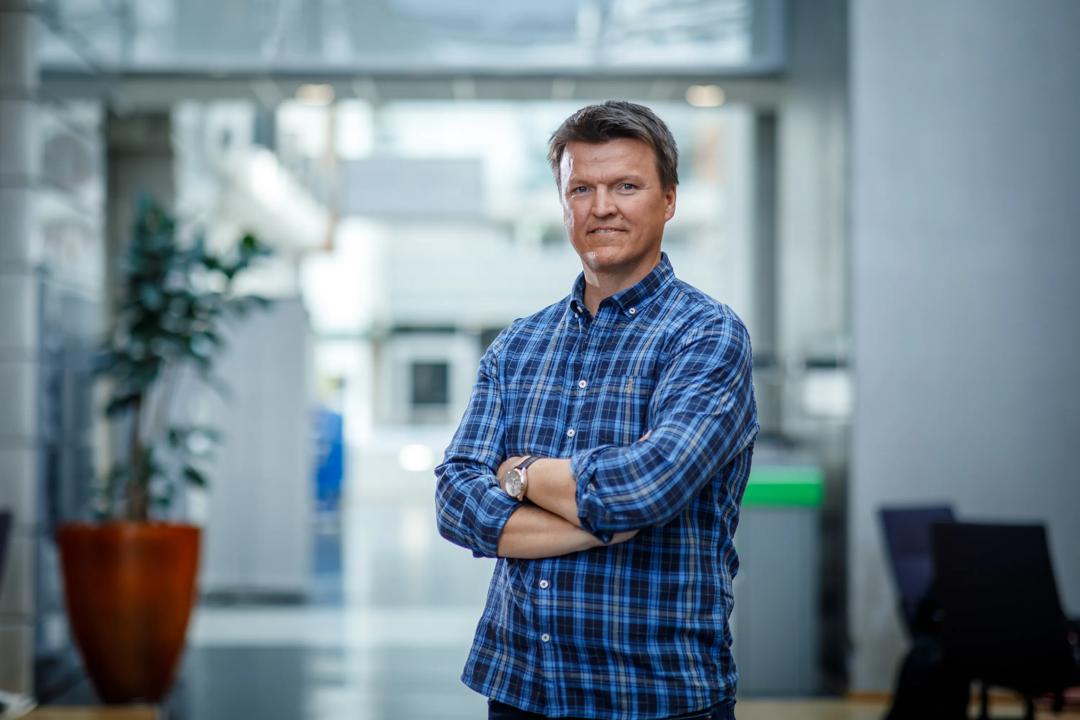 Bilde av en smilende mannlig student