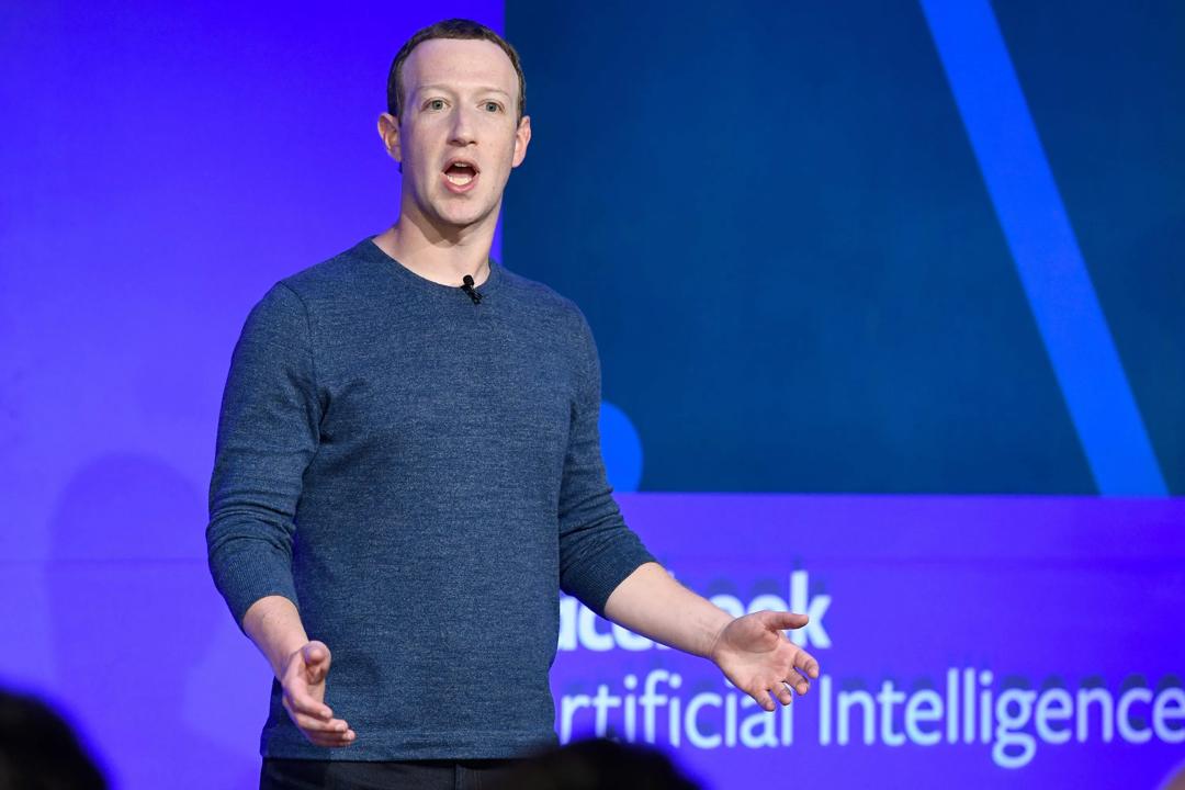 Abelia etterlyser flere «norske Mark Zuckerberg». Er han virkelig en attraktiv rollemodell? spør Nina Witoszek og Atle Midttun. Bildet er fra en pressekonferanse i Paris i mai 2018. (Foto: BERTRAND GUAY / AFP.
