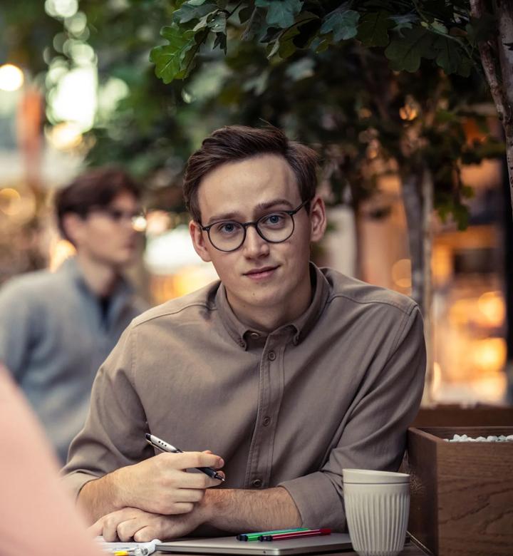 Bilde av en bachelorstudents som ser i kameraet