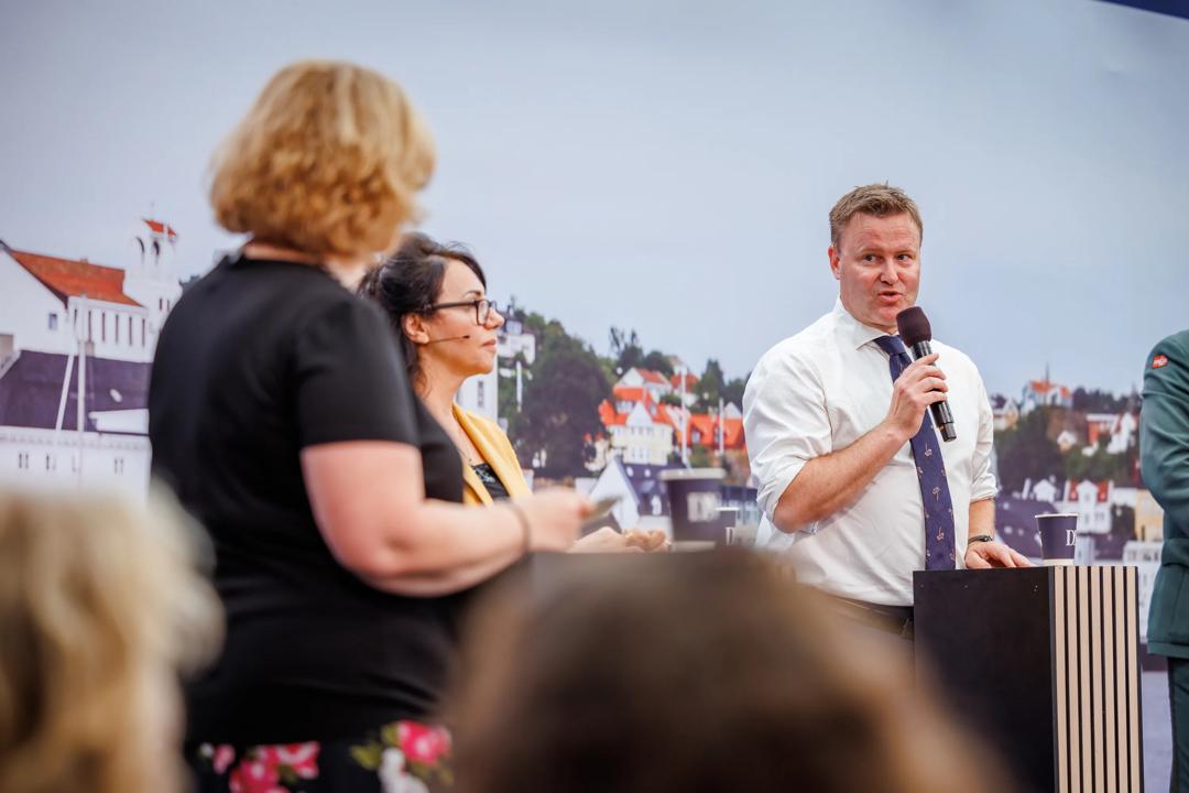 Karen Spens, Riana Steen og Espen Rostrup Nakstad i paneldebatt