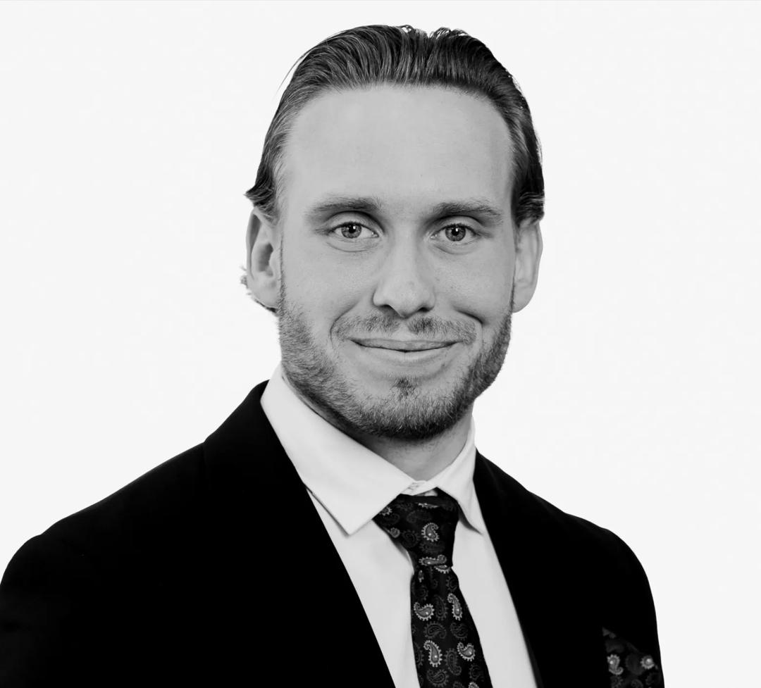 Portrett av Erik Johannes i svart-hvitt
