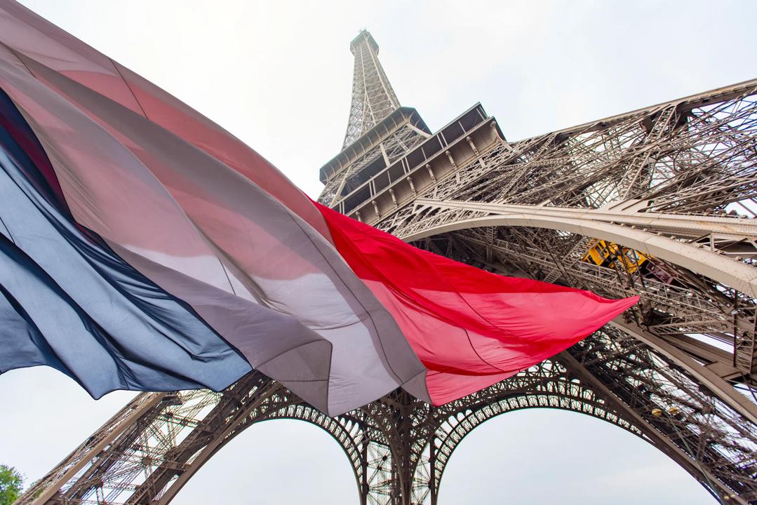 Bildet av Eifeltårnet og det franske flagget fm presidentvalget i Frankrike.