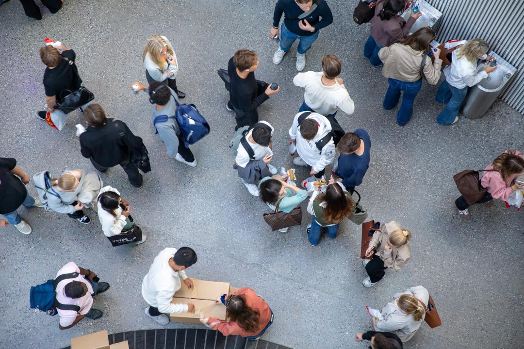 Studenter på campus