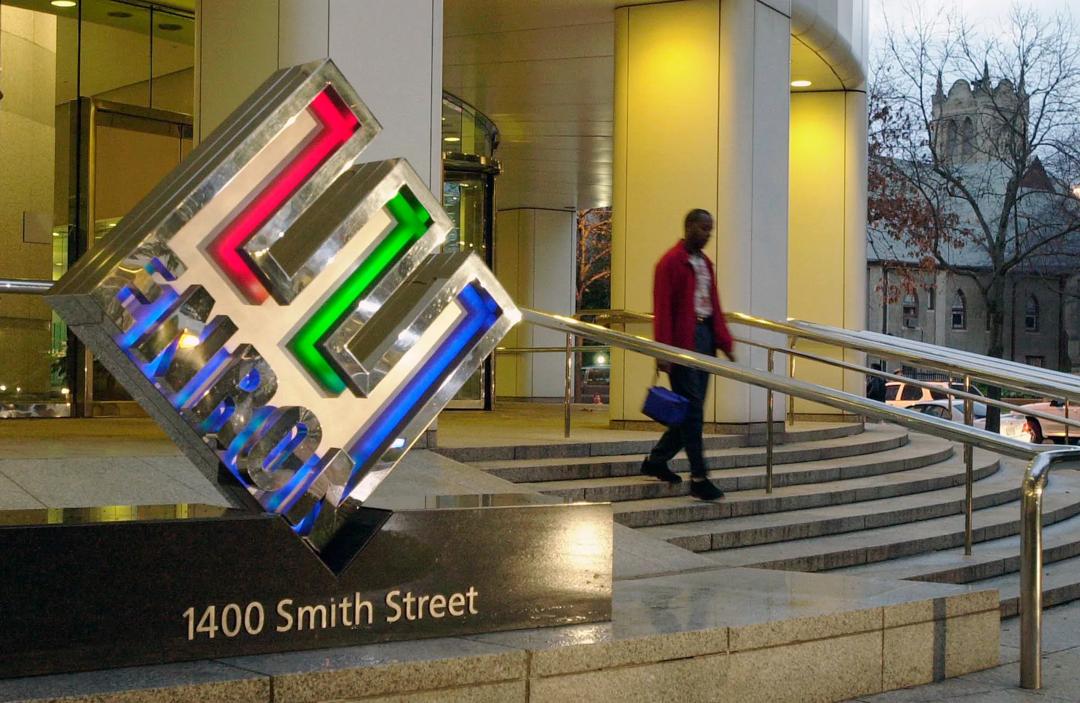En viktig forklaring på den famøse Enron-skandalen var et system for prestasjonsevalueringer som gjorde at medarbeiderne konkurrerte om å gi feilaktig positive rapporteringer om inntjening. Her bilde av en person som forlater Enron-bygget i 2002. (Foto: AP Photo/Pat Sullivan, File)
