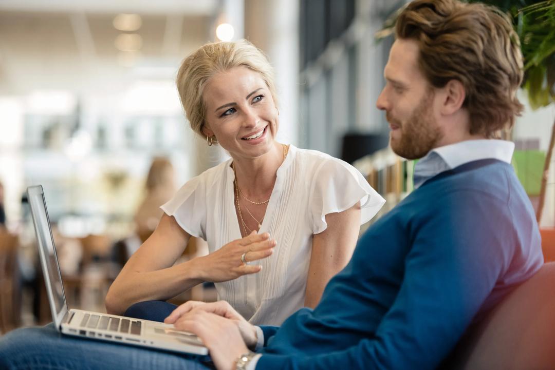 Sier ansatte fra om kritikkverdige forhold på arbeidsplassen? Ikke om de har ambisjoner om å bli ledere (illustrasjonsfoto av ansatte som klapper for lederen sin). 
