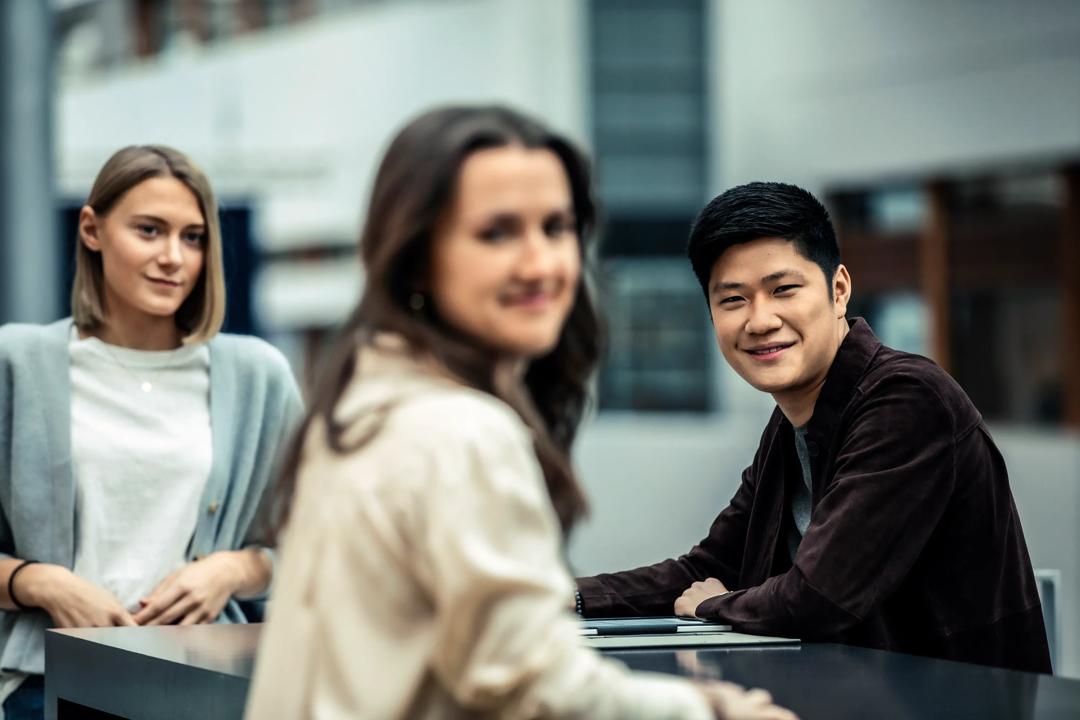 Studenter på campus