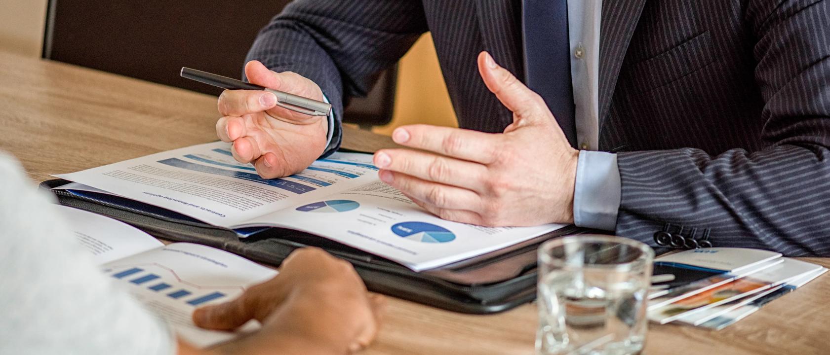 Personer diskuterer dokumenter