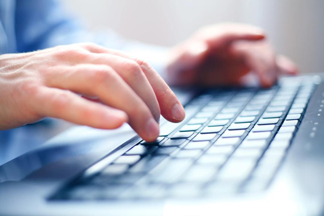 En person som skriver på et tastatur