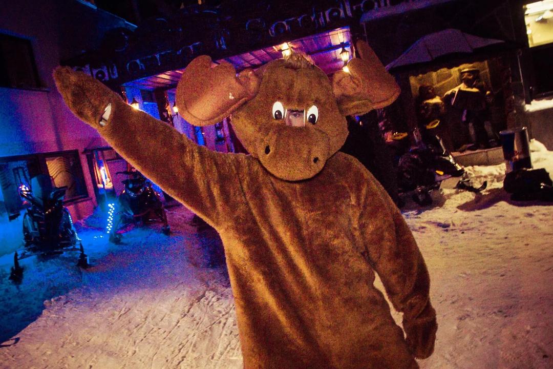 En person i et maskot-kostyme