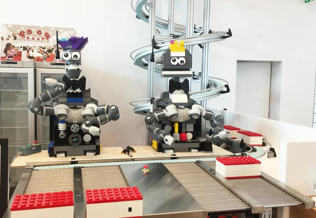 Picture of LEGO® House restaurant robots in MINI CHEF
