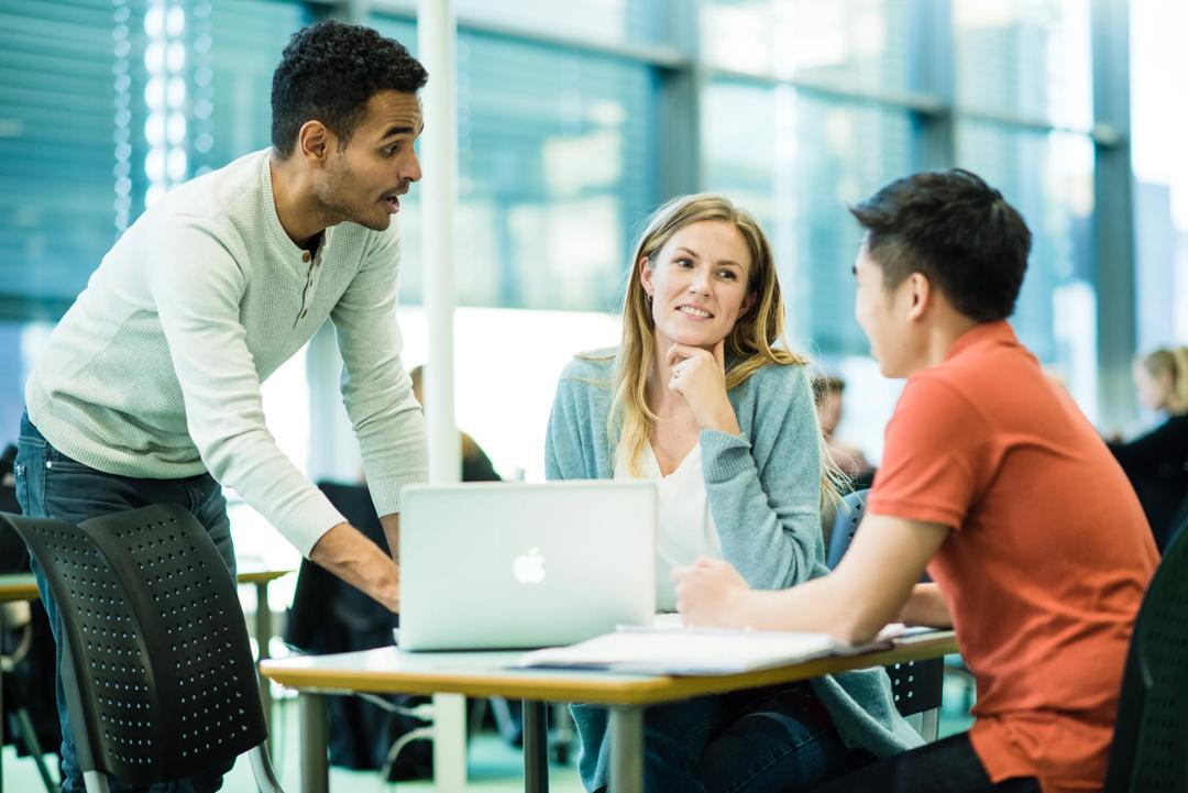 Tre studenter rundt en pc