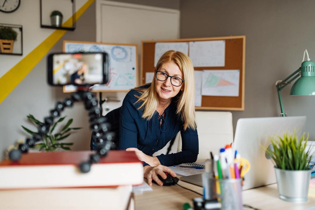 Bilde av en dame som streamer undervisning
