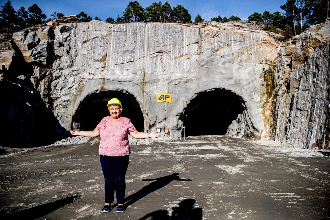  Statsminister Erna Solberg får en orientering fra Nye Veier under besøket på anleggsområdet på E39 vest for Kristiansand. 
