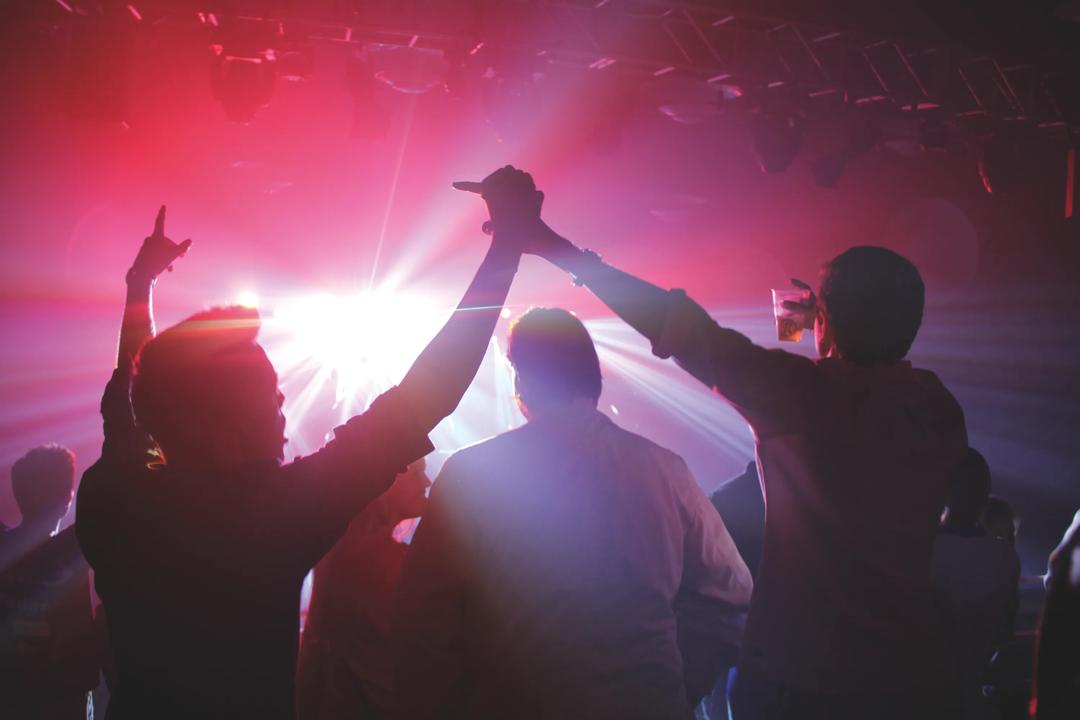Mennesker på konsert holder hender
