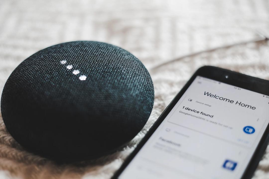 Tyske forskere har kartlagt de mørkere sidene ved tingenes internett. (Illustrasjonsbilde av Google Home. Foto: Bence Boros. Unsplash.com)
