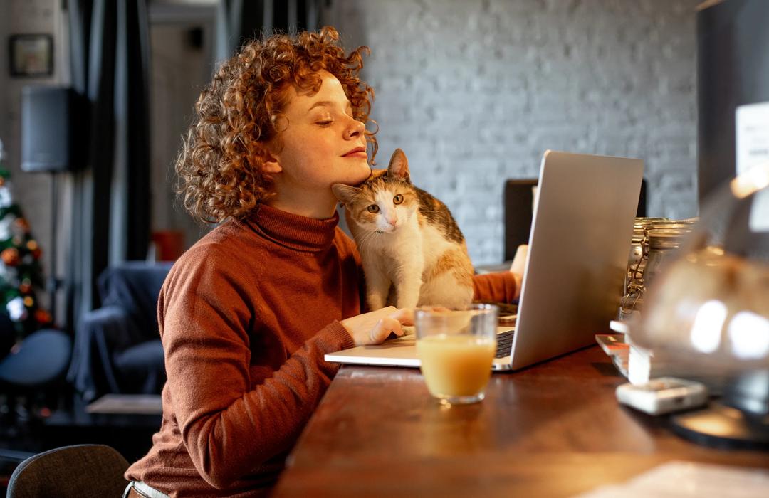 En trend er at stadig flere medarbeidere ikke bare vil ønske, men også kreve muligheter til å jobbe «virtuelt», som fra hjemmekontor. (Foto: Sanjeri)