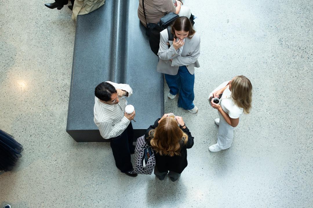 Studenter som står og mingler