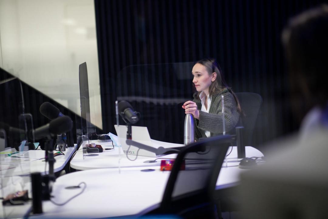 Programleder i podkaststudio
