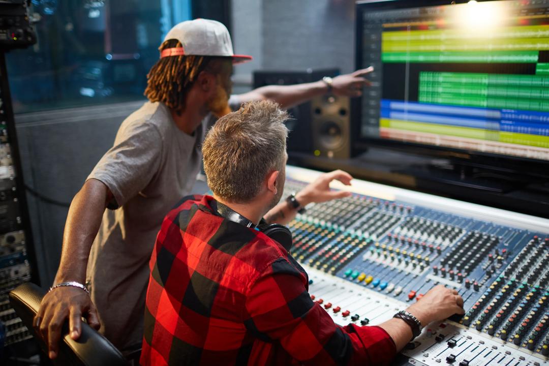 Hvilke konsekvenser får digitaliseringen for musikkbransjen, spør Audun Molde. (Illustrasjonsbilde av noen som produserer musikk.
