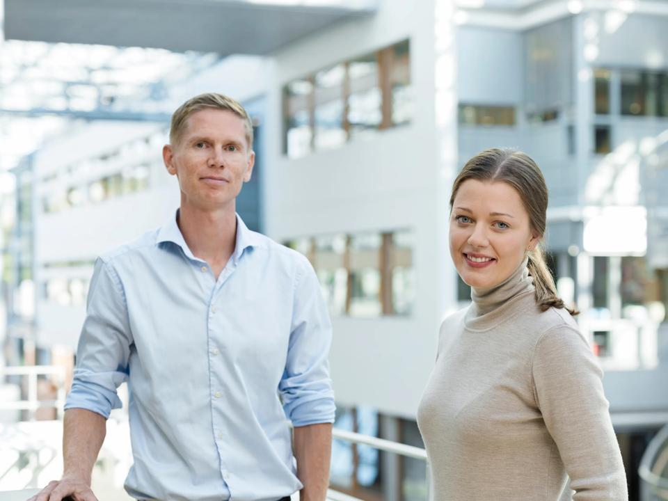 Mannelig student som ser opp fra boken sin