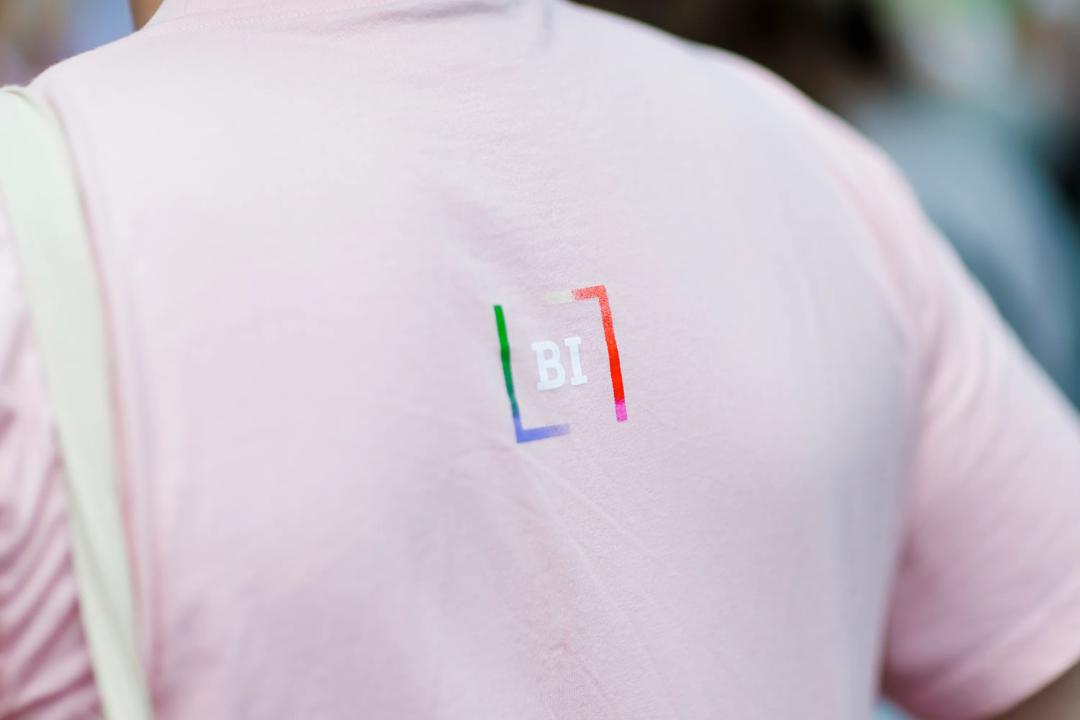 Ryggen til en som har på BI sin Pride t-skjorte