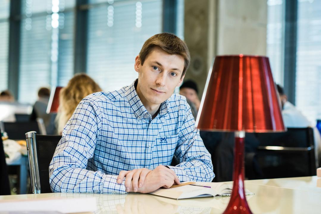 PhD student in the library at Campus Oslo
